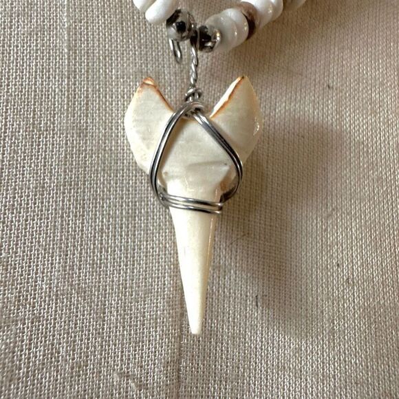 Shark tooth wood and shell beaded necklace - Picture 3 of 8